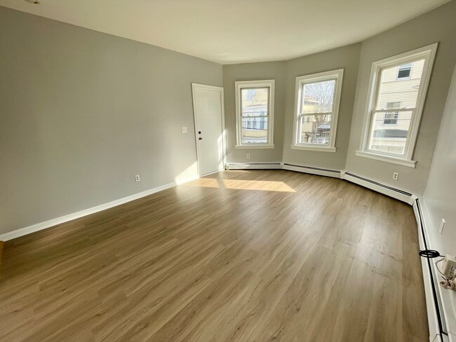 Building Photo - 48 Pekin St