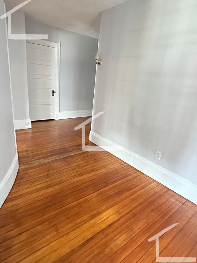 Building Photo - Newly renovated 3 bedroom