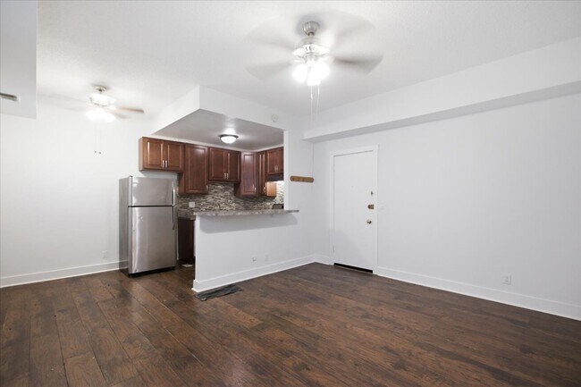Foto del edificio - 3727 N Pine Grove Ave