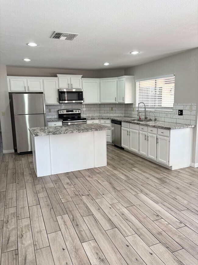 Foto del edificio - **Excellent 3br/2ba/3garage HOUSE (Lindsay...