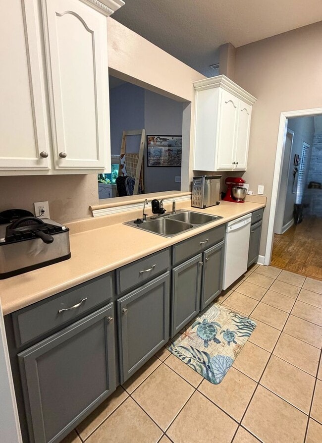 Foto del edificio - 4/2 with a LARGE fenced in yard!