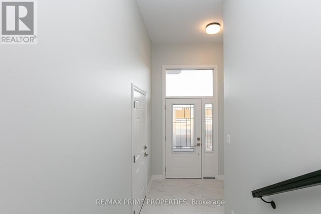 Building Photo - 562 REGINA STREET