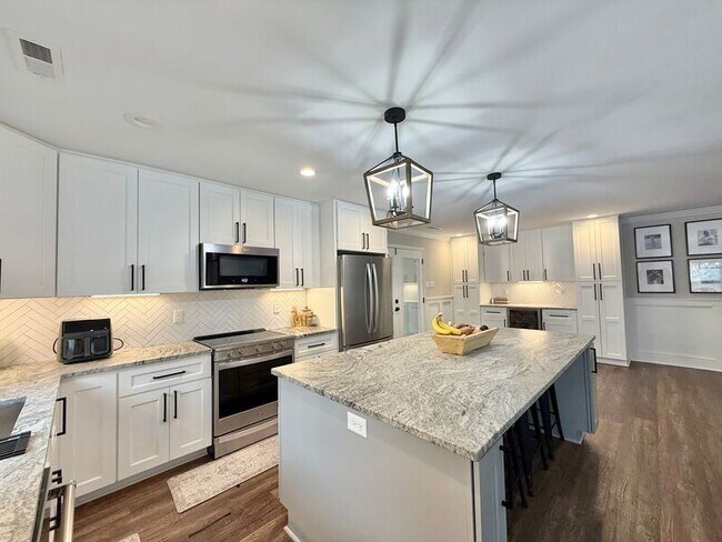 Building Photo - 908 Plateau Ln