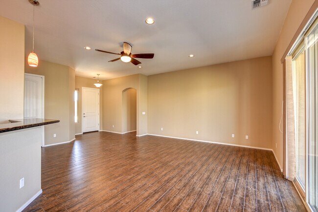 Foto del edificio - 4844 Salem Pl