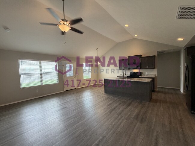 Foto del edificio - 4 Bedroom Home!