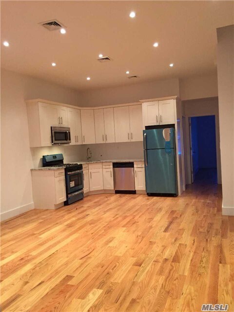 Foto del edificio - 581 Logan St