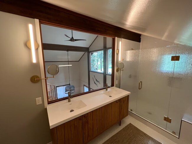 Upstairs Bath - 571 Brassie Ave