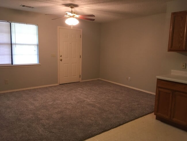 Foto del edificio - 404 Valley Dr