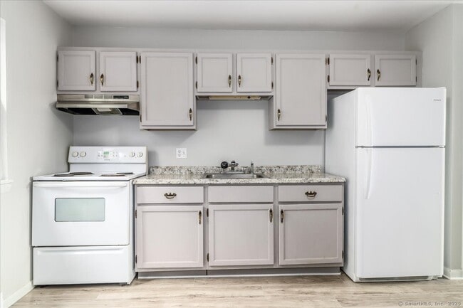 Building Photo - 96 Belair Dr