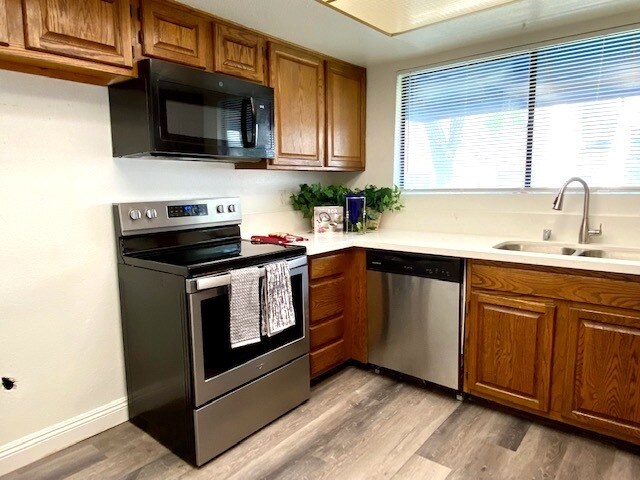 Foto principal - 2625 Red Rock St