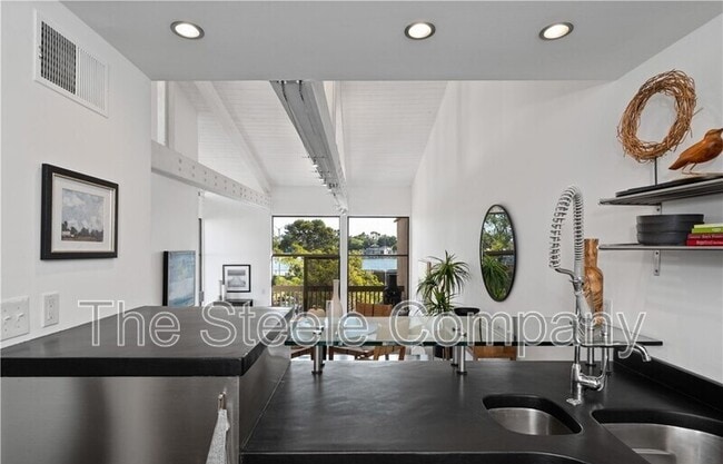 Building Photo - 5226 Marina Pacifica Dr S