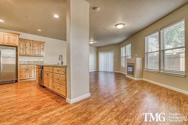 Building Photo - Contemporary 3 Bed 2.5 Bath Style Home in ...