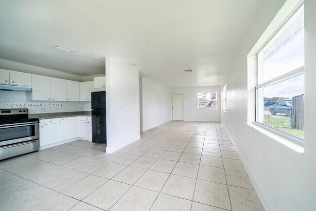 Foto del edificio - 705 NW 13th Terrace
