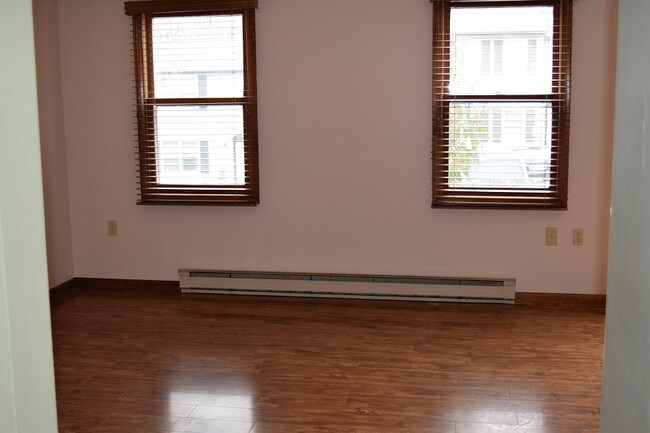 Building Photo - 229 Oakwood Ave