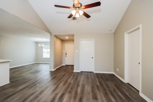 Foto del edificio - 16376 River Fall Ct
