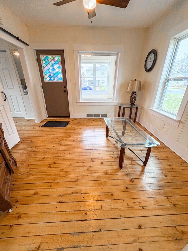 Foto del edificio - Charming 2 Bedroom Single-Family Home with Garage in Tomah
