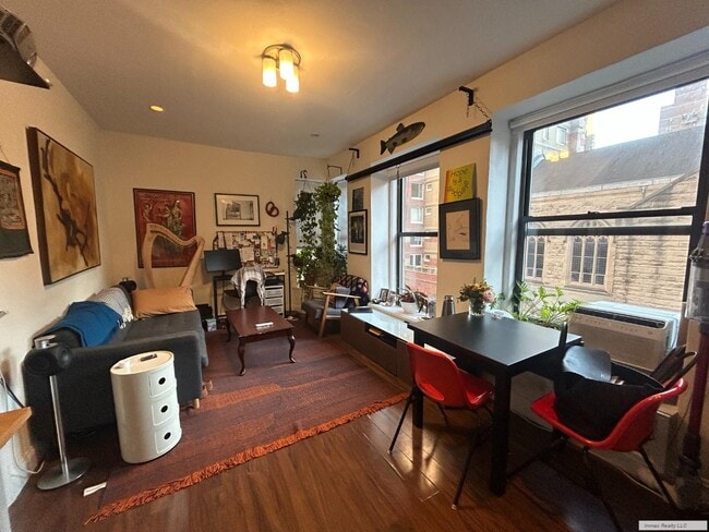 Building Photo - Super Sunny 1 BD, Panoramic Windows, Gut Renovated Granite Kitchen & Fabulous UWS Location!