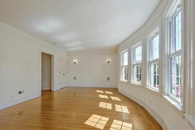 Building Photo - 3221 Gough St