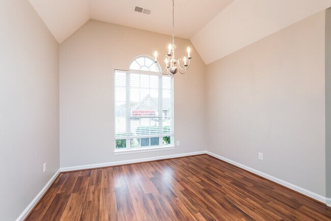 Foto del edificio - 8332 Pinnacle Dr