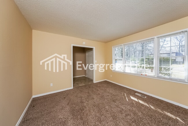 Building Photo - 424 Carriage Dr