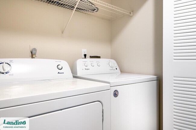 Building Photo - 1000 Palm Pl Dr NE