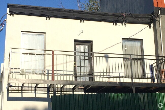 Building Photo - 40 Catherine St