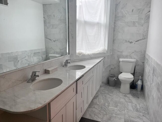 Foto del edificio - 549 W Belmont Ave