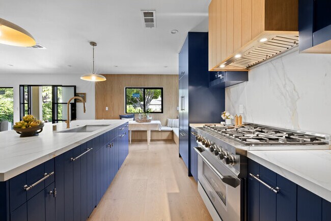 Foto del edificio - Brand-New Designer Home — 2 Bed + 2 Bath + Office | Gated Yard & Private Driveway Parking