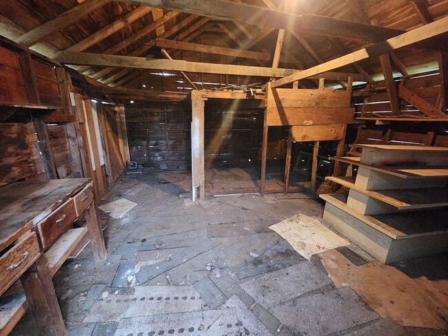 Building Photo - Pet Friendly 2 Bedroom House with a Storag...