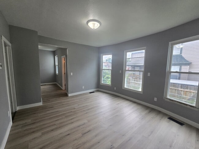 Building Photo - 1527 4th Ave SE