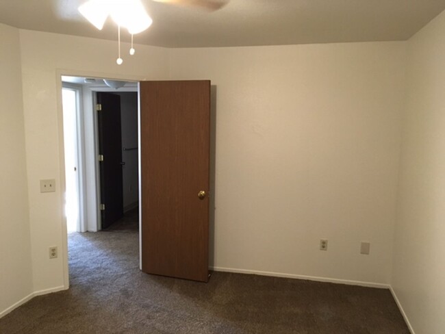 Foto del edificio - 1550 sq. ft. Unit has 3 bedrooms and 2 ful...