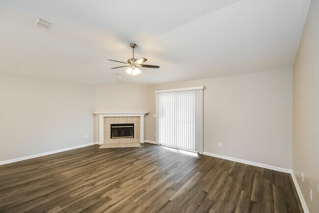 Building Photo - 1525 Ashleigh St