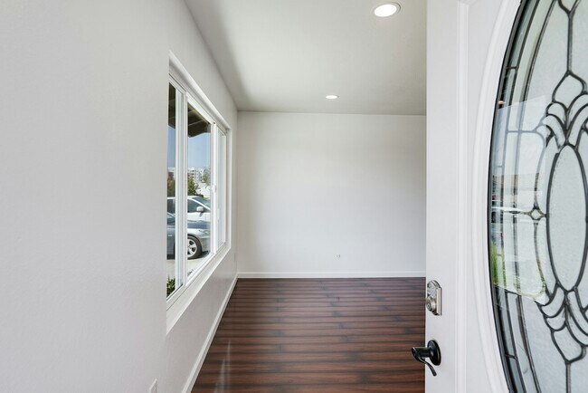 Building Photo - 5841 Mariposa Place