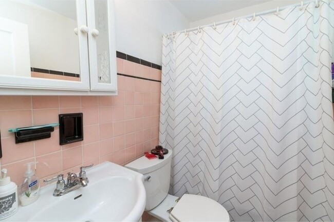Main bathroom - 1065 42nd St