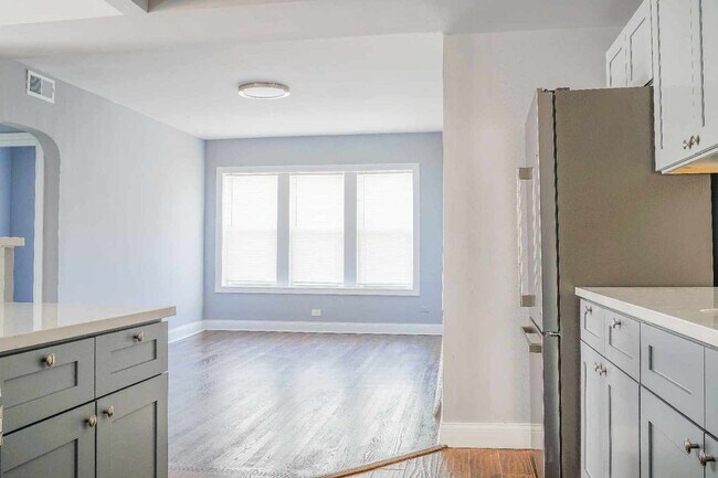 Foto del edificio - 5055 W Waveland Ave