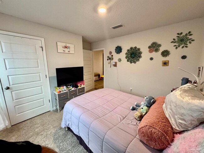 Foto del edificio - 5645 Guinevere Ln