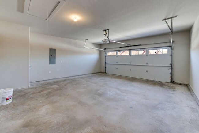 Building Photo - 3/2/2 Luxury Patio Home! Half off first mo...