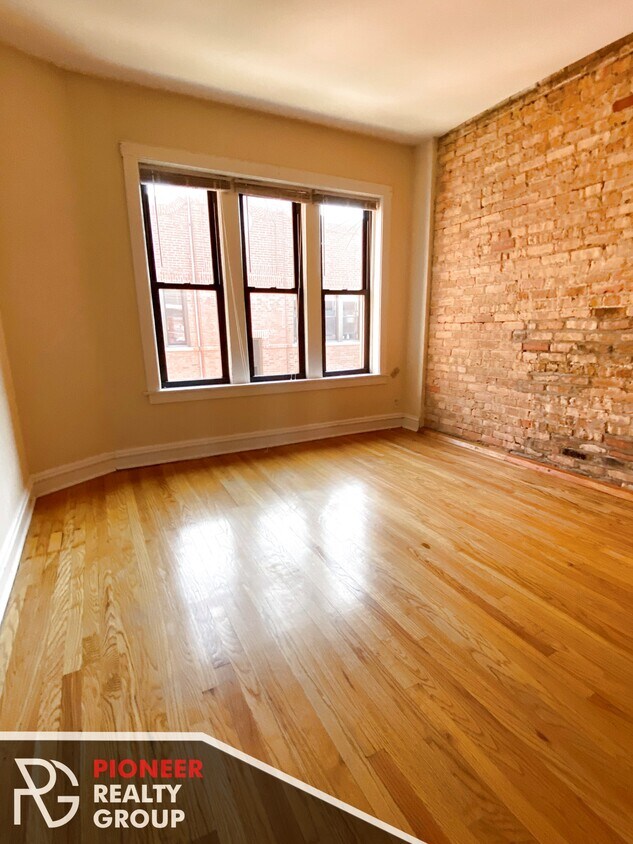 Primary Photo - 3523 N Racine Ave