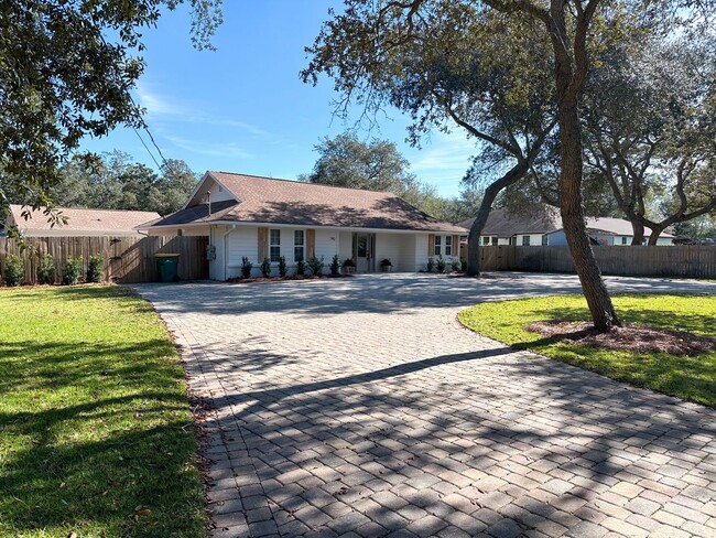 Building Photo - Outdoor living paradise in Destin on this ...