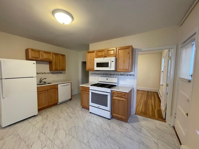 Building Photo - 40 Linden Ave