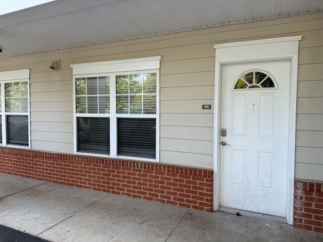 Building Photo - Immaculate 3/2bath one level unit- ETSU Campus