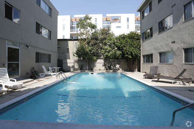 Pool - Hollywood Pointe Apartments