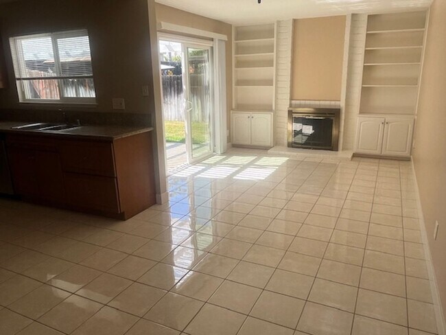 Foto del edificio - $2,975 4 BEDROOM 2 BATH + OFFICE/ DEN (RIV...