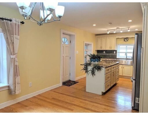 Foto del edificio - 23 Farmcrest Ave