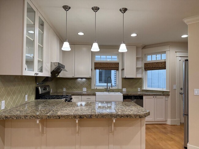 Foto del edificio - CLICK "REQUEST A TOUR" NOW!