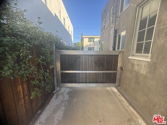 Foto del edificio - 8261-8264 4th St