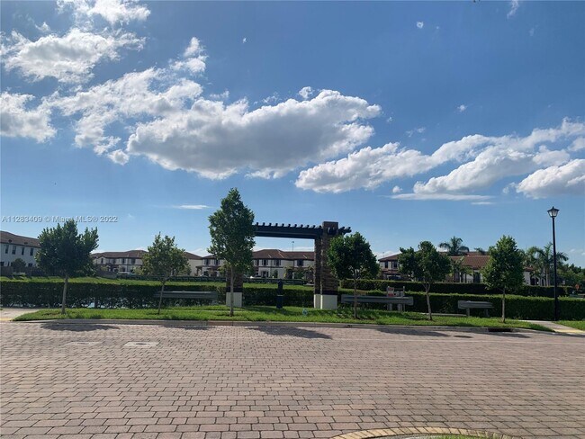 Foto del edificio - 18380 NW 91st Ct