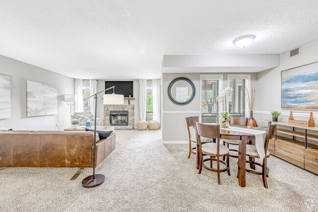 El Peachtree, 2 habitaciones, 2 baños - 1456 pies cuadrados - Sala de estar - Avenues at Holcomb Bridge