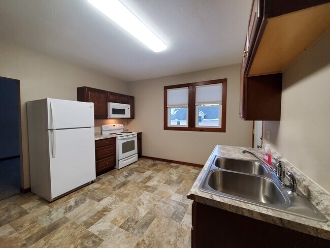 Kitchen - 253 10th Ave N