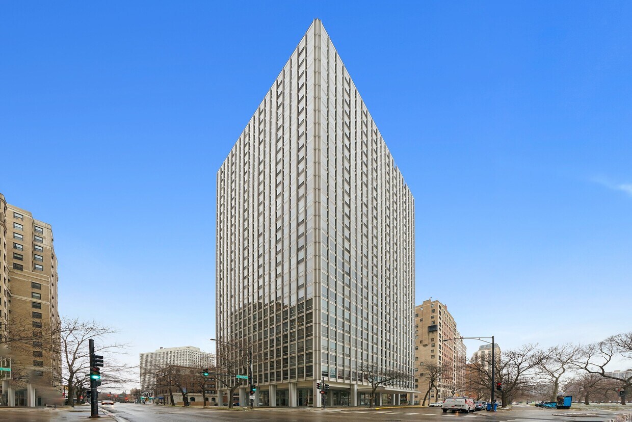 Foto principal - 2400 N Lakeview Ave